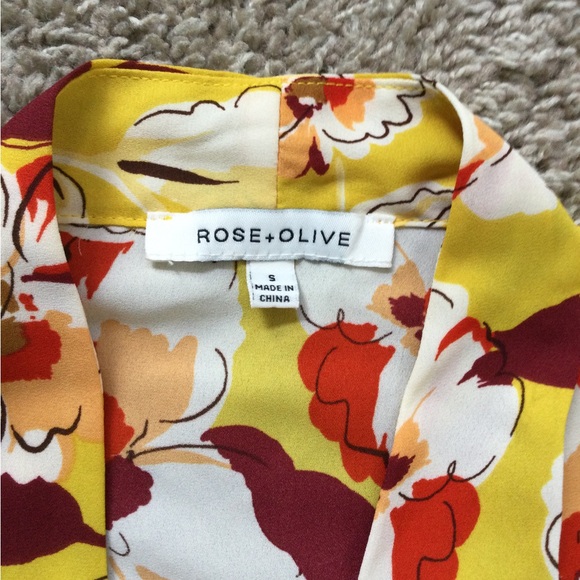 Rose + Olive Sleeveless Blouse - Picture 2 of 16